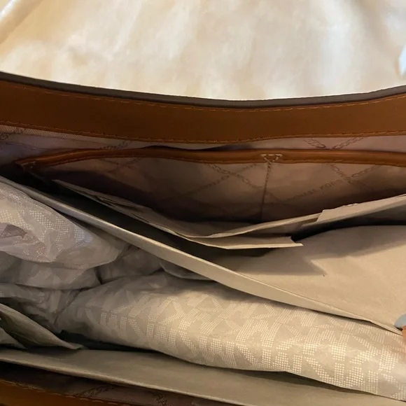 MICHAEL KORS Ilillian Medium Shoulder Bag - Picture 10 of 13